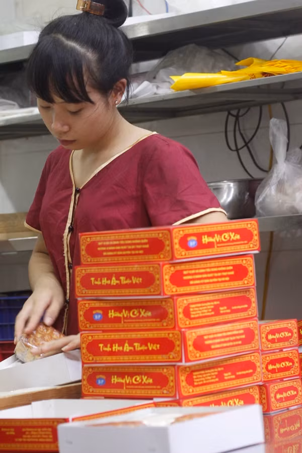 Mặc dù lượng khách đông đúc nhưng các nhân viên làm việc vẫn cẩn thận, tỉ mỉ và niềm nở với khách hàng.