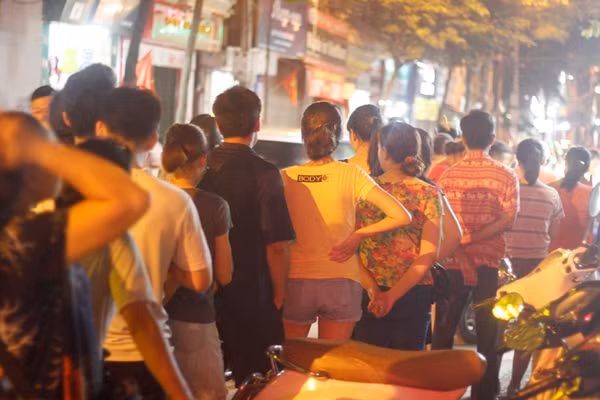 Ghi nhận của PV Kiến Thức vào khoảng 20h ngày 9/9, lượng người đổ dồn về cơ sở bánh Trung thu Bảo Phương (số 201 Thụy Khuê) xếp hàng chờ đợi đến lượt vào mua bắt đầu tăng dần lên.