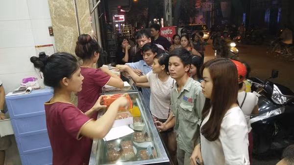 Đến khoảng 21h cùng ngày, lượng người xếp hàng chờ mua bánh vẫn đông đúc.
