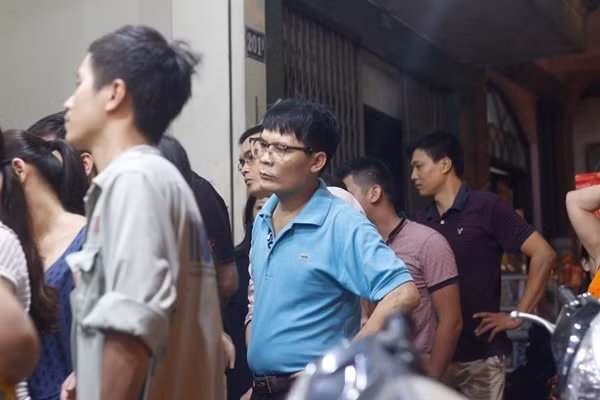 Nhiều người suốt ruột, nhưng vẫn kiên nhẫn xếp hàng chờ đợi đến lượt.