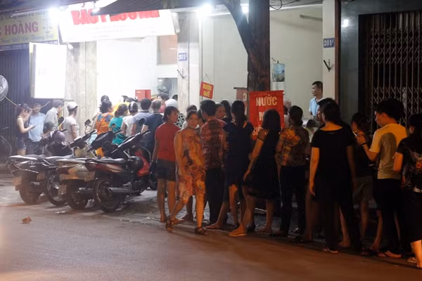 Mặc dù chưa đến Tết Trung thu nhưng nhiều người dân Hà Nội đã kéo nhau ùn ùn đến cơ sở bánh Trung thu Bảo Phương (Thụy Khuê, Tây Hồ, Hà Nội) xếp thành hàng dài chờ mua bằng được những chiếc bánh Trung thu "nổi tiếng bậc nhất Hà Thành" như "thời bao cấp".