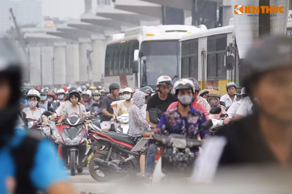 Trong trường hợp, chỉ cần một chiếc xe máy xin di chuyển sang đường bên kia là ngay lập tức các phương tiện đang nhúc nhích di chuyển phải ùn ứ lại.