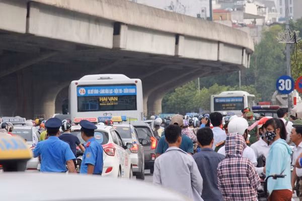 Đội TTGT cũng được tăng cường để điều tiết giao thông, hướng dẫn các xe khách, xe máy, ô tô con di chuyển đúng làn đường tránh xảy ra tình trạng ùn tắc nghiêm trọng.