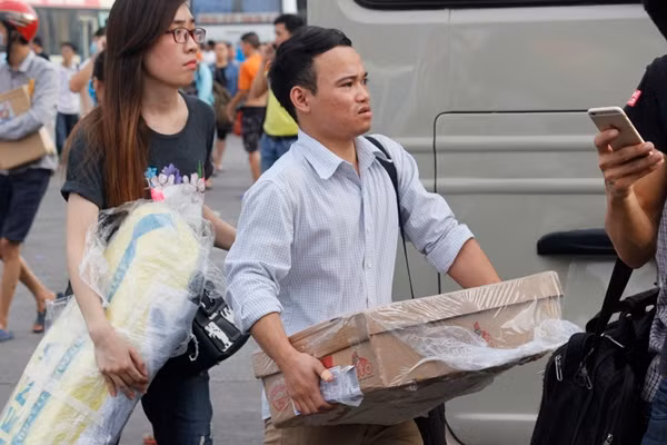 Nhiều người tỏ ra lo lắng sợ mang nhiều đồ đạc nặng không kịp bắt xe khách hoặc lên xe không còn chỗ để.