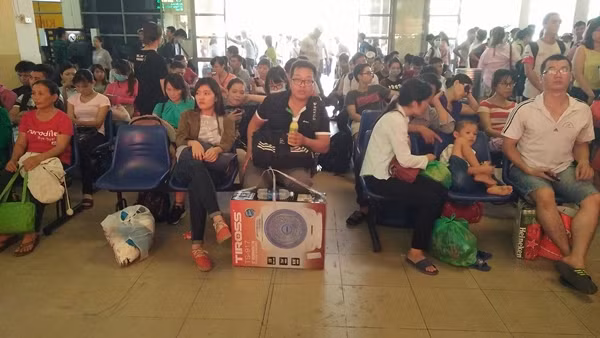 Trao đổi với PV Kiến Thức, ông Nguyễn Mạnh Tuấn, Phó Giám đốc Bến xe khách Mỹ Đình cho biết: "Để đảm bảo nhu cầu đi lại cho người dân được thuận tiện, bến xe khách Mỹ Đình đã tăng cường thêm 150 xe, đồng thời phối hợp chặt chẽ với đội CSHS số 5, Công an TP Hà Nội, Đội CSGT số 6, Công an quận Nam Từ Liêm, Thanh tra giao thông quận Nam Từ Liêm, Công an phường Mỹ Đình II nhằm đảm bảo an ninh trật tự, không để xảy ra tình trạng trộm cắp, móc túi, cướp giật, cùng các loại tội phạm khác hoành hành tại khu vực bến xe".