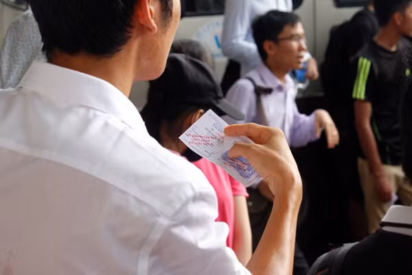 Người đàn ông đã mua được vé để lên chuyến xe Mỹ Đình - Quảng Ninh, tuy nhiên, do các hành khách quá đông, hơn nữa lại đang chen nhau nên đành phải đứng chờ đợi.