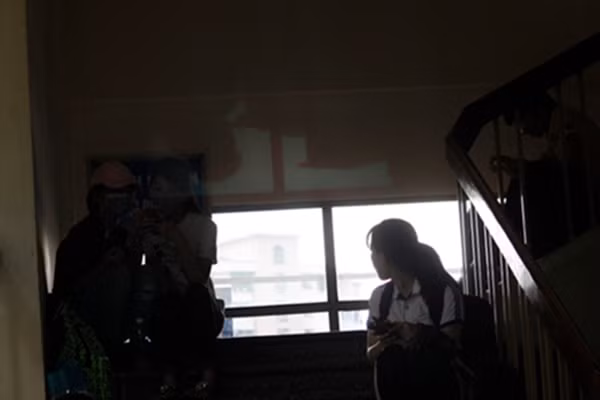 Khá đông hành khách chui lên các hành lang, góc bến xe Mỹ Đình để tránh khỏi cảnh chen chúc, oi bức.