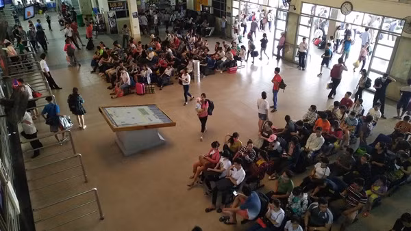 Hang nghin nguoi chen nhau roi Thu do ve que nghi le mung 2/9-Hinh-2