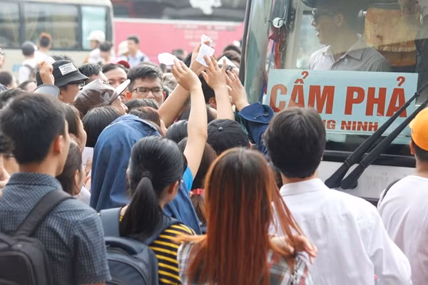 Nhiều người chen lấn, ngộp thở lên chuyến xe khách Cẩm Phả (Quảng Ninh) - Mỹ Đình (Hà Nội).