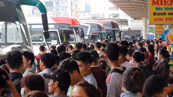 Ông Nguyễn Mạnh Tuấn cho biết thêm: Dịp mùng 2/9 năm nay, bến xe khách Mỹ Đình đón khoảng 35 nghìn lượt khách. Lượng khách ngày 1/9, bắt đầu đông từ khoảng 12h trưa cho đến cuối giờ chiều, dự đoán ngày mai (2/9) lượng khách đông vào lúc sáng sớm cho đến khoảng 12h trưa.