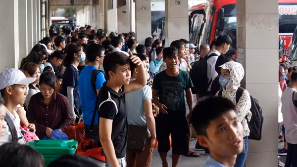 Hang nghin nguoi chen nhau roi Thu do ve que nghi le mung 2/9