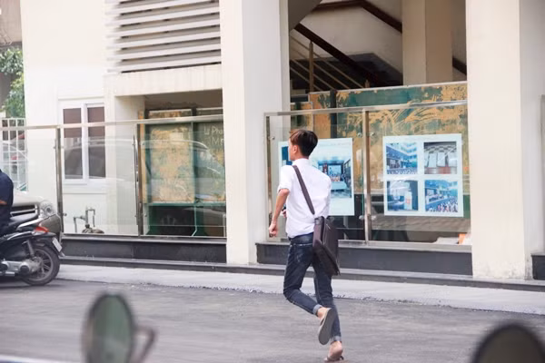 Nam sinh chạy thật nhanh ra khỏi điểm thi để về nhà thông báo cho người thân biết đã hoàn thành tốt bài thi. Ảnh: Mạnh Hưng.