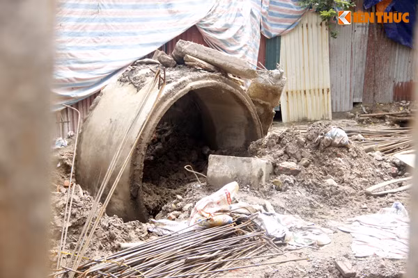 Cống nước bị đào xới ngổn ngang.