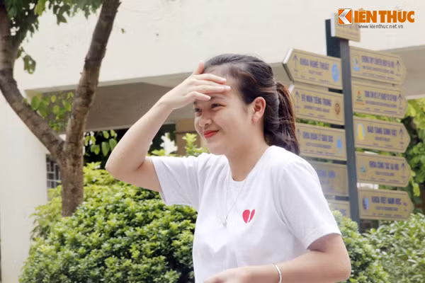 Nụ cười rạng rỡ của nữ sinh xinh đẹp khiến phụ huynh phần nào bớt lo lắng. Ảnh chụp tại cụm thi trường ĐH Sư phạm Hà Nội.