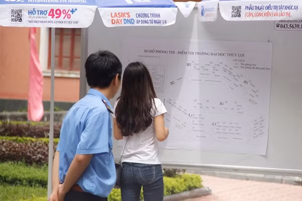 Do một số phòng thi có sự thay đổi khiến nhiều thí sinh đến muộn loay hoay tìm phòng trên sơ đồ trường thi.