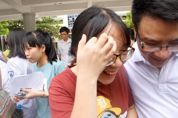 Nữ sinh vui sướng chia sẻ niềm vui với người thân. Ảnh: Mạnh Hưng.