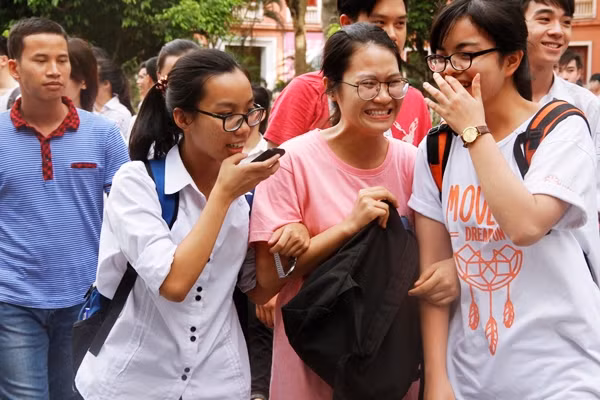 Niềm vui của thí sinh khi hoàn thành tốt bài làm. Ảnh: Mạnh Hưng.