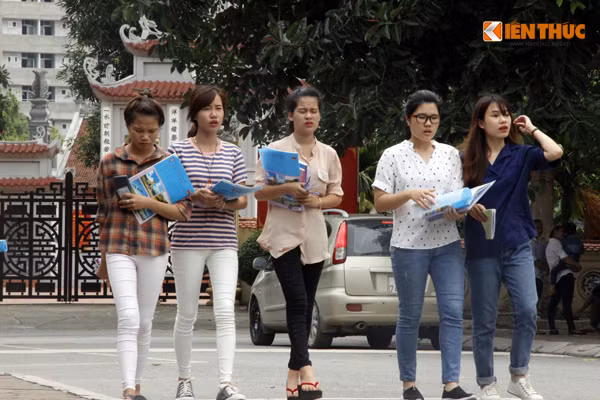 Trong khi đó, ghi nhận của PV Kiến Thức, tại cụm thi trường Đại học Sư phạm Hà Nội, khoảng 9h30 ngày 3/7, rất nhiều thí sinh tham dự môn thi Địa lý kỳ thi THPT Quốc gia 2016 tại cụm thi này bước ra khỏi phòng thi. Ảnh: Hưng Bùi.