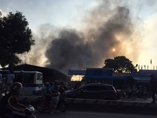 Ha Noi Kho hang boc chay ngun ngut nhieu nguoi hoang loan