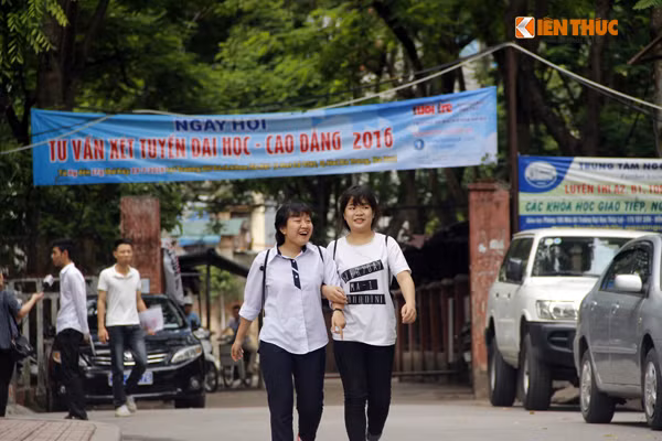 Cùng lúc đó, ở cụm thi trường ĐH Thủy Lợi, Hà Nội, nhiều thí sinh ra khỏi phòng thi sớm. Ảnh: Hưng Bùi.