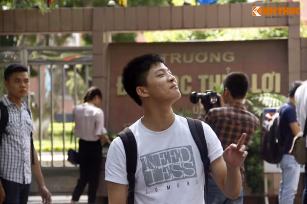 "Tớ làm bài ngon nghẻ". Ảnh: Hưng Bùi.