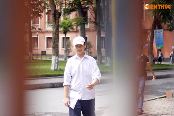 Là một trong những thí sinh ra khỏi phòng thi sớm, em Nguyễn Hoàng Hiệp - THPT Quang Trung (Hà Nội) chia sẻ: "Mức độ câu hỏi mà đề lịch sử năm nay đưa ra bình thường. Em khá ấn tượng với câu hỏi cuối cùng của đề, vì câu này là câu hỏi mở đề yêu cầu chúng em phải vận dụng kiến thức mới làm được. Em tự tin đạt điểm 9". Ảnh: Hưng Bùi.