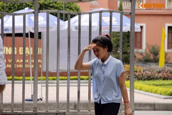 Nữ sinh duyên dáng bước ra khỏi phòng thi.