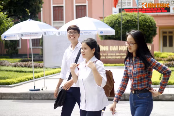 Nữ thí sinh Minh Châu (ngoài cùng bên phải) chia sẻ: "Đề thi năm nay đưa ra có 4 câu, mức độ của các câu đều có cái khó khác nhau. Tuy nhiên, đề nằm sát trong chương trình học lớp 12 nên chúng em vẫn tự tin làm được bài, có thể em sẽ đạt điểm 7 cho bài làm của mình". Ảnh: Hưng Bùi.