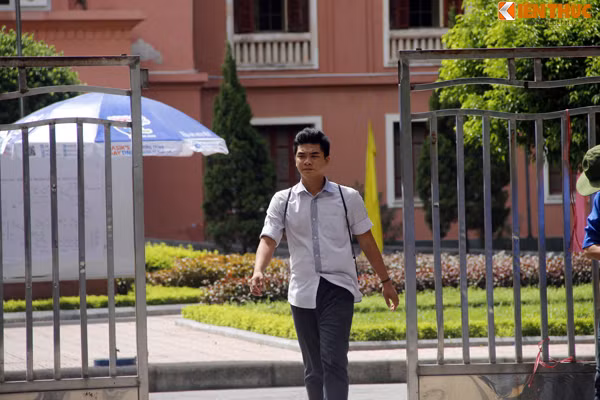 Một số em ra sớm chia sẻ, bài làm có thể đạt điểm cao vì các câu hỏi mà đề đưa ra đều nằm trong chương trình học lớp 12, duy nhất câu cuối là câu hỏi mở. Ảnh: Hưng Bùi.