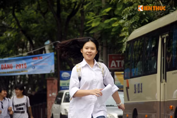 Thí sinh xinh đẹp tự tin và chạy thật nhanh ra khỏi phòng thi với tâm lý thoải mái vì hoàn thành xuất sắc bài làm.