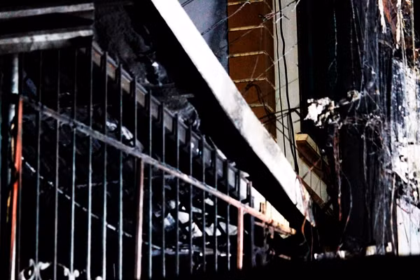 Đến khoảng 23h cùng ngày, ngọn lửa cơ bản đã được khống chế. Những ngôi nhà gần sát cột điện chỉ bị ngọn lửa đốt cháy đen phần tường bên ngoài, một chút trên mái chắn, song sắt... và không có thiệt hại về người.