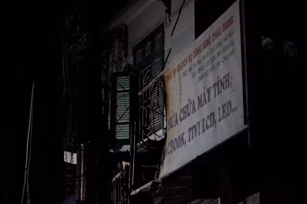 Theo các nhân chứng, hỏa hoạn xảy ra khoảng 1h sau lực lượng chức năng, cứu hỏa mới có mặt. Tuy nhiên, do lối vào khu vực hiện trường nằm tận trong ngõ, hẻm, đường đi lại ngoằn ngoèo nên việc tiếp cận hiện trường của lực lượng chức năng gặp phải chút khó khăn.