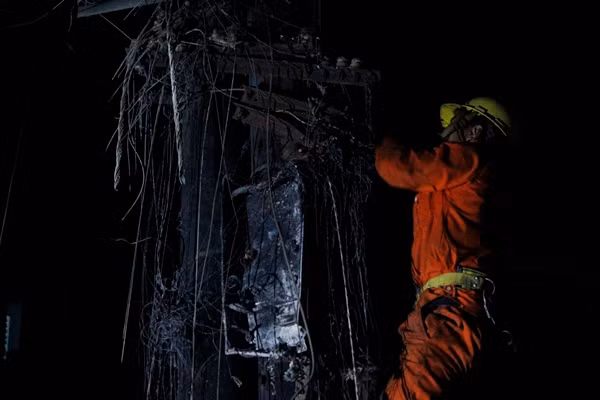 Những phần dây điện bị cháy trên cột cũng nhanh chóng được tháo gỡ...