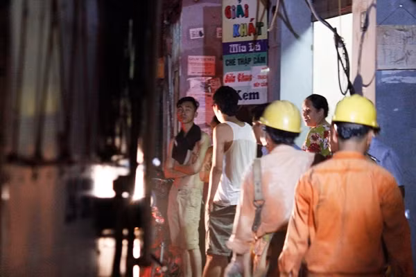 Đến hơn 0h ngày 16/7, các nhân viên điện lực Từ Liêm (Hà Nội) khẩn trương có mặt tại hiện trường, phối hợp với các đơn vị nhanh chóng thu dọn những đoạn dây điện bị cháy, tiến hành sửa chữa đường điện ngay trong đêm.