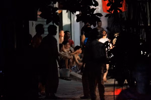 Bên cạnh nỗi khiếp sợ, hàng trăm người dân xung quanh khu vực hiện trường còn đổ xô nhau ra đường ngồi hóng mát thâu đêm vì nóng quá không ngủ được do mất điện.