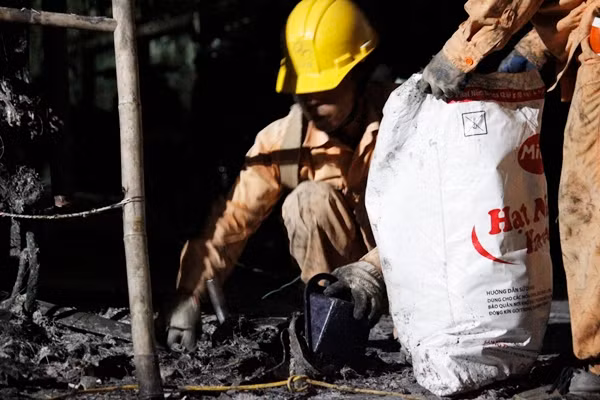 Các đoạn dây điện bị cháy cùng tàn tro được nhân viên điện lực thu dọn và mang đi chỗ khác.