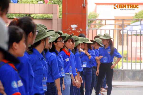 Tại cụm thi THPT Quốc gia của trường ĐH Thủy Lợi, Hà Nội năm nay, bên cạnh các tình nguyện viên nam đăng ký tham gia tiếp sức mùa thi còn có rất nhiều nữ tình nguyện viên xinh đẹp.