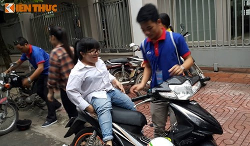 Đáng chú ý, tại điểm thi THPT Quốc gia 2016 ở trường Đại học Thương Mại (Hà Nội) do Học viện kỹ thuật quân sự chủ trì, nhiều người xúc động trước hình ảnh thí sinh Trần Thị Hải (SN 1996, ở Kim Quang, Thạch Thất, Hà Nội) bị bệnh xương thủy tinh nhưng vẫn nuôi dưỡng ước mơ thi đỗ đại học để trở thành kỹ sư công nghệ thông tin.