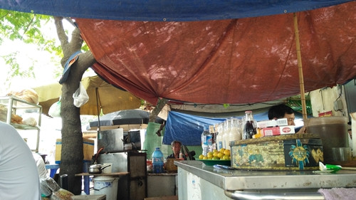 Theo ghi nhận của PV Kiến Thức, thời gian qua, trạm biến áp F3 Thành Công (ngõ 171, Thái Hà, Hà Nội) bị một số hộ dân sống xung quanh tự ý sử dụng bạt che chắn, quây kín xung quanh để kinh doanh, buôn bán nước vô cùng nguy hiểm.