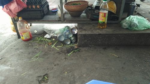 Nhiều bình ga mini được người dân sử dụng để rán trứng, bán bánh mỳ ngay gần trạm biến áp F3 Thành Công có thể dẫn đến tình trạng cháy, nổ bất kỳ lúc nào.