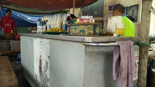 Người dân tự ý quây bạt, che chắn kín để kinh doanh xung quanh trạm biến áp F3 Thành Công.