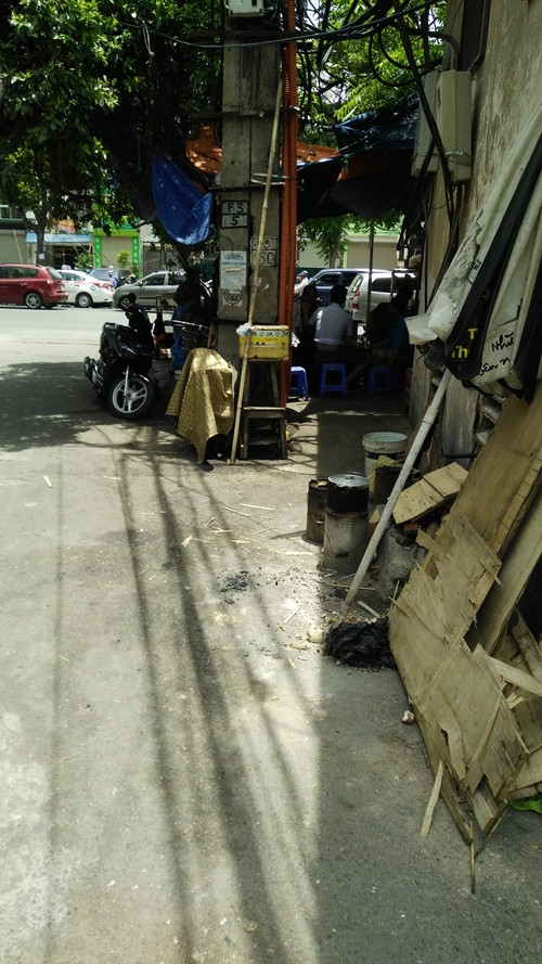 Điều đáng nói, nhiều người dân đến tụ tập uống nước tại khu vực được phản, trong khi dây điện dẫn từ trạm biến áp F3 Thành Công ra các đường dây rất loằng ngoằng có thể dẫn đến cháy nổ, đe dọa đến tính mạng của người dân bất kỳ lúc nào.