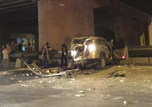 Chiếc xe của nạn nhân bị hư hỏng nặng. Lực lượng chức năng đã có mặt tại hiện trường để xử lý ngay sau đó.