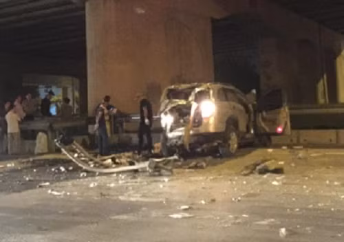 Chiếc xe của nạn nhân bị hư hỏng nặng. Lực lượng chức năng đã có mặt tại hiện trường để xử lý ngay sau đó.