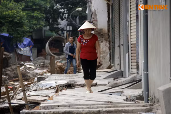 Bà Đỗ Thị Năm (người dân) bức xúc: "Trước kia, khi nghe tin có dự án này mọi người đều vui mừng. Song thi công chưa được bao lâu thì họ đột nhiên dừng lại làm chúng tôi phải sống khổ sở hết ngày này qua ngày khác. Hơn nữa, việc các cháu nhỏ đi đến trường cũng bị ảnh hưởng lớn vì lúc mưa xuống thì mương ngập đầy nước, nắng lên bốc mùi hôi thối. Xe máy đi thì không thể nào mang được ra khỏi nhà mà đành phải mang đi gửi... không biết khi nào cái mương nước này mới làm xong?".