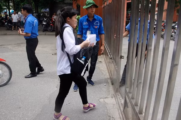 Rất nhiều nữ sinh đến muộn. Lực lượng bảo vệ vẫn tiến hành kiểm tra chặt chẽ, đầy đủ giấy tờ của các thí sinh mới cho vào khu vực trường thi.