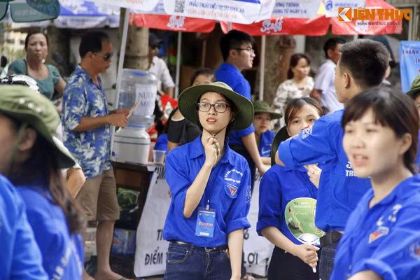 Vẻ đẹp của nữ tình nguyện viên khiến ai nấy đều trầm trồ.