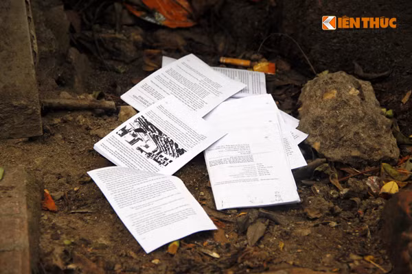 Rất nhiều phao thi có kích cỡ khác nhau vứt ngay trước cổng cụm thi.