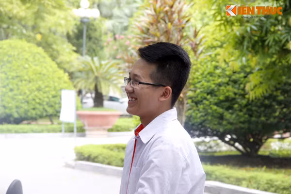 Hầu hết các thí sinh bước ra khỏi phòng thi tại cụm thi trường Đại học Sư phạm Hà Nội đều nở nụ cười rạng rỡ vì hoàn thành tốt bài làm của mình.