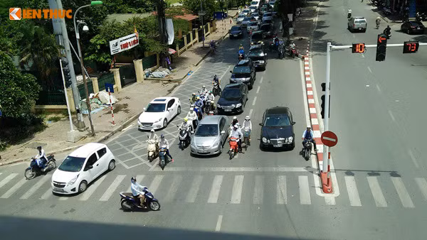 Một số trường hợp là phụ nữ đi xe máy cũng vi phạm, xâm chiếm cả phần đường dành cho người đi bộ qua đường.